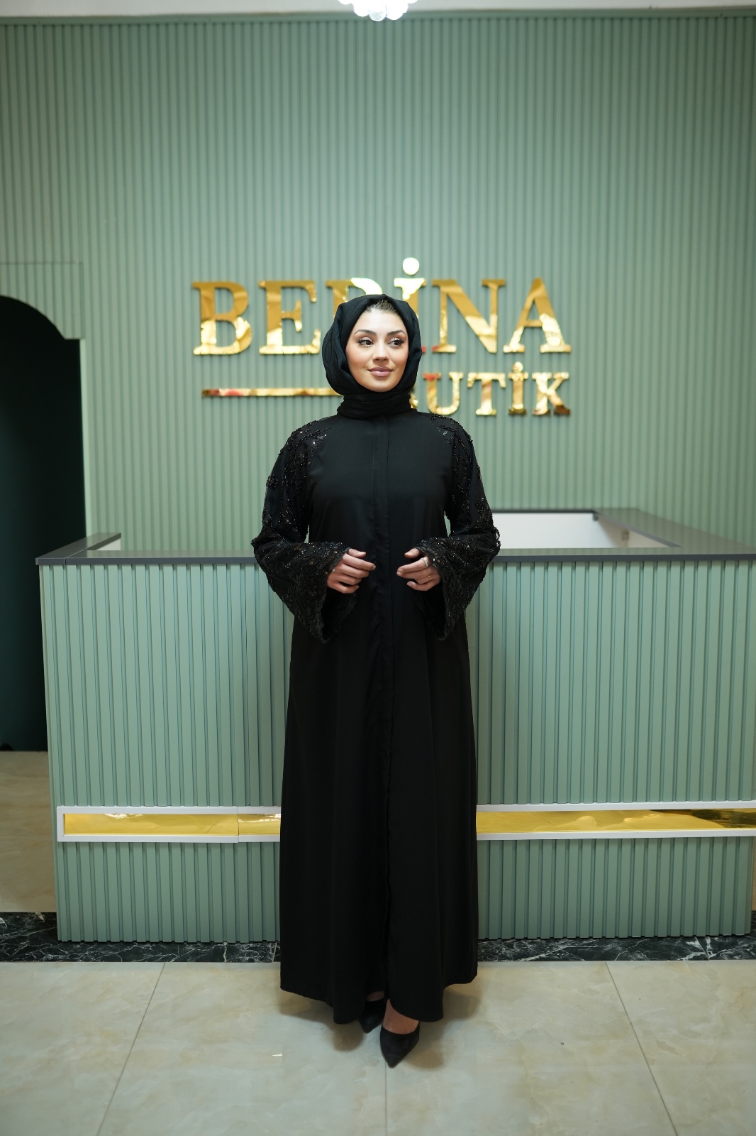 Siyah Boncuk Detaylı Ferace