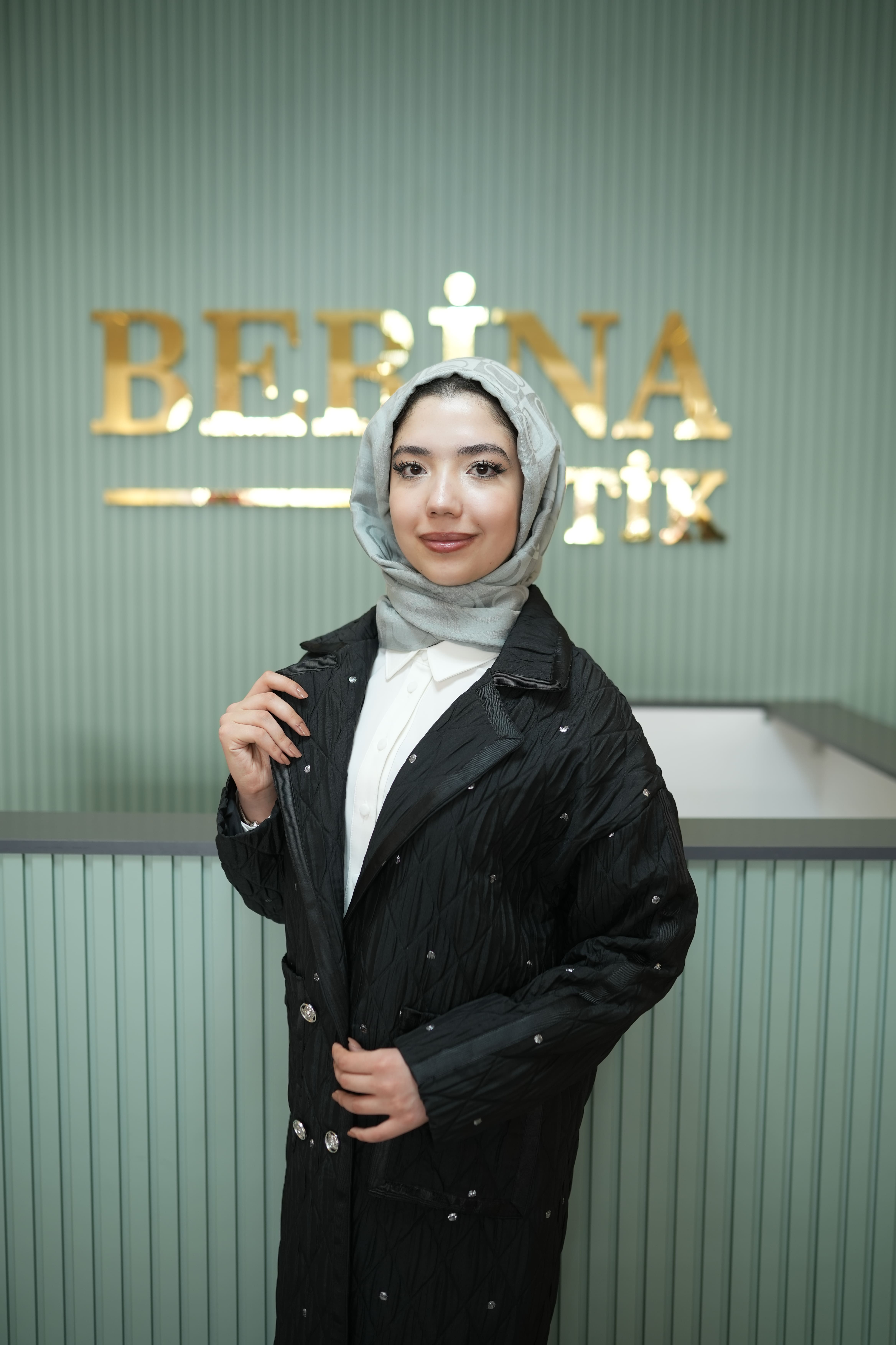 Taş Detaylı Siyah Kapitone Kaban 