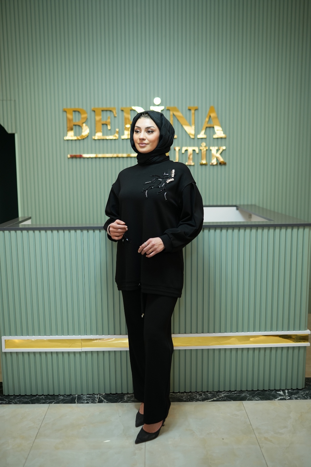 Taş Detaylı Siyah Pantolonlu Takım