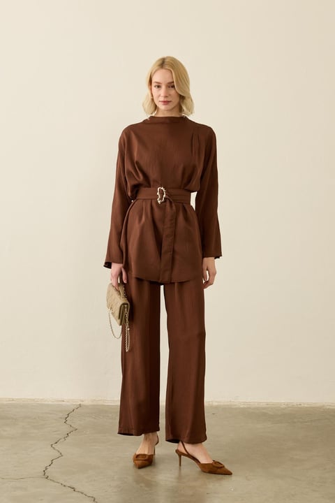 Caroline Pileli Gold Kemerli Şık Pantolonlu Takım KAHVE