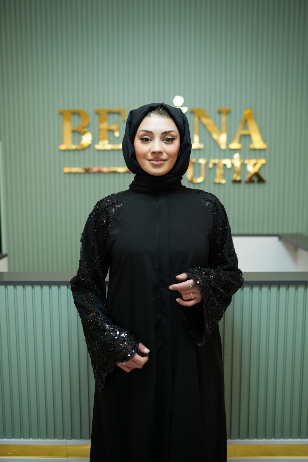 Siyah Boncuk Detaylı Ferace