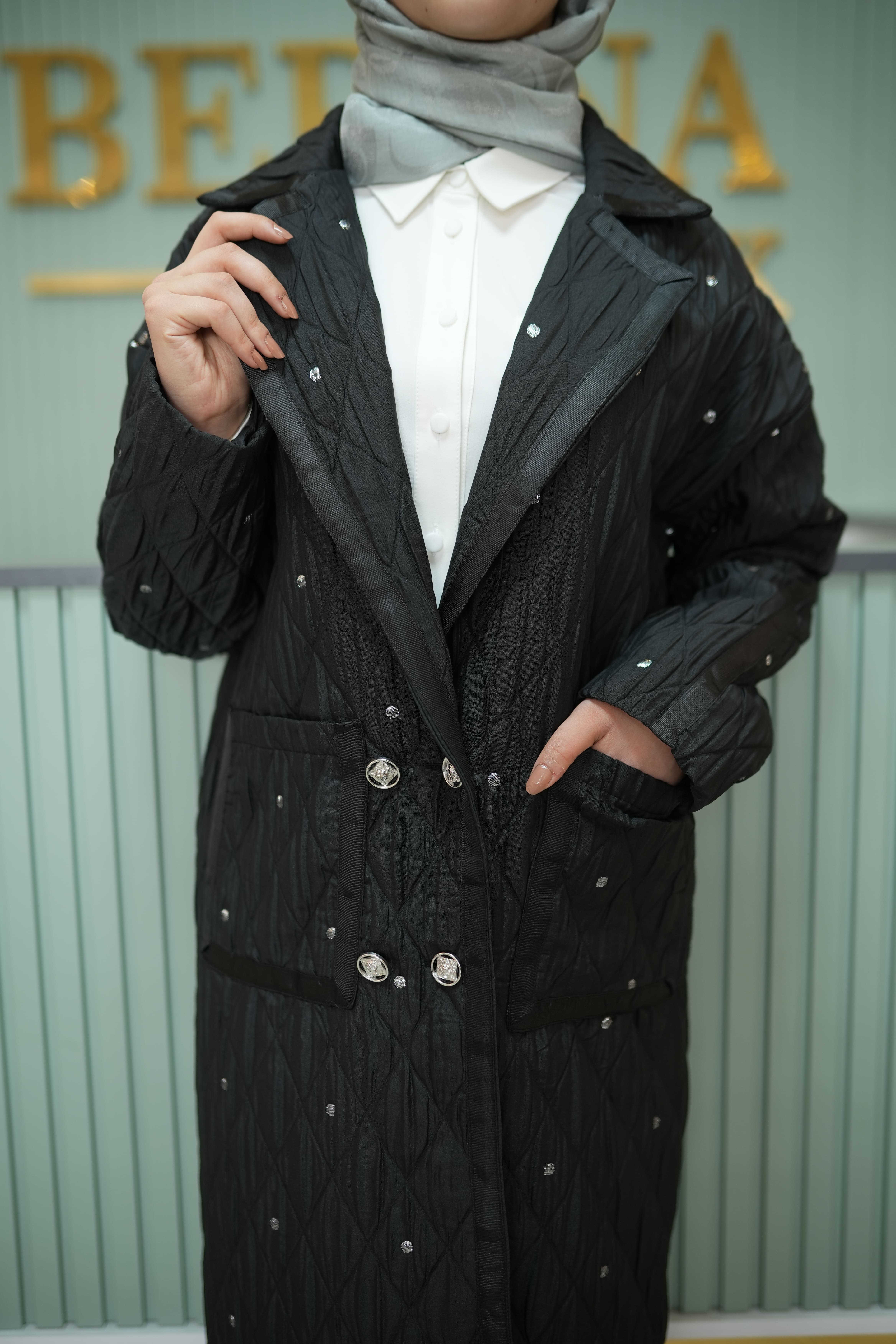 Taş Detaylı Siyah Kapitone Kaban 