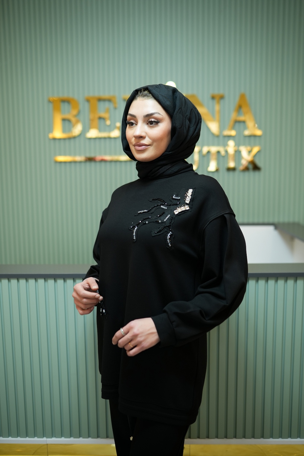 Taş Detaylı Siyah Pantolonlu Takım